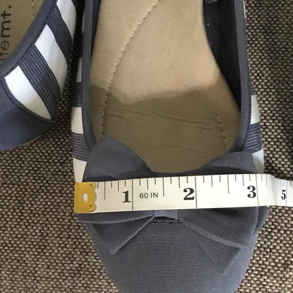 White Mt. Gray and White Striped Ballet Flats with bows, size 10. - Picture 11 of 11